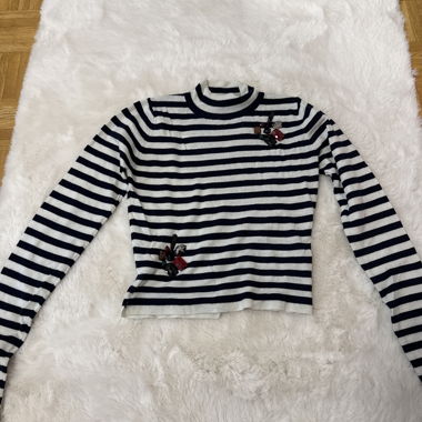 Maglione a righe con motivi