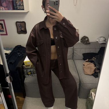 Braune Oversize-Jacke mit Hose
