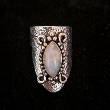 Anello "armatura" con pietra di luna