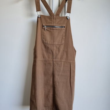 Latzhosen-Kleid