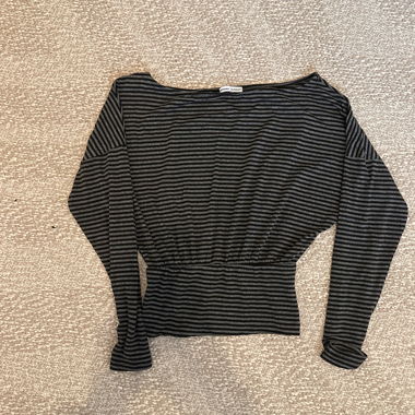 Schwarz-grau gestreiftes Off-the-Shoulder