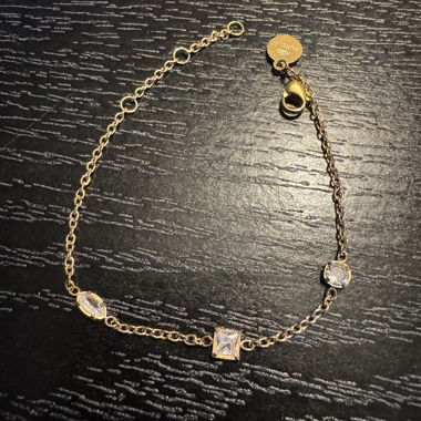 Gold-coloured bracelet with zirconia stones
