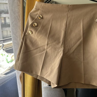 Beige Knopf-Shorts