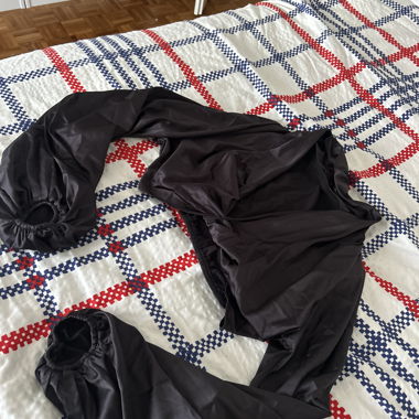 Schwarzes Satin-Crop-Top-Hemd