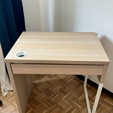 Bureau compact avec tiroir et passe-câbles