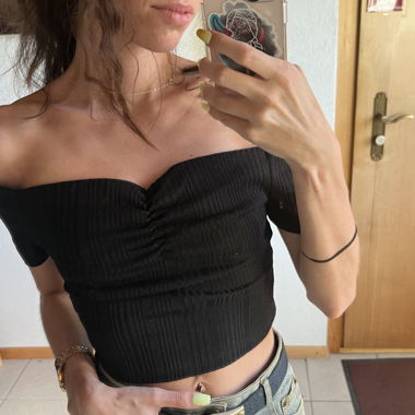Crop top noir avec épaules dénudées