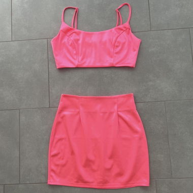 Haut et jupe roses