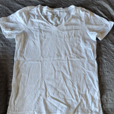 Weisses T-Shirt mit V-Ausschnitt