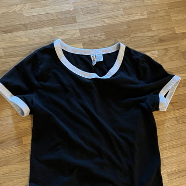 Schwarz-weisses T-shirt