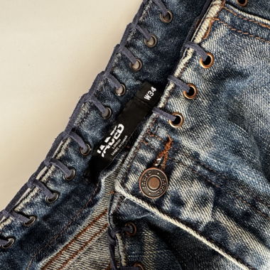 Jeans mit seitlichen Ösen