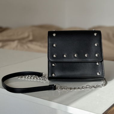 Coole kleine Umhängetasche mit Kette und Nieten
