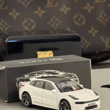 Giocattolo auto Zeekr 001 1/64