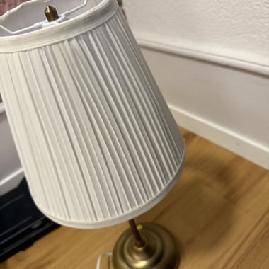 Lampe de table avec abat-jour plissé