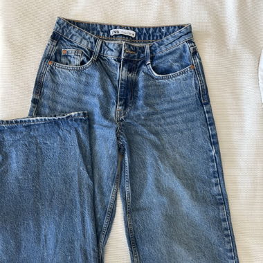 Loose, mid waist jeans