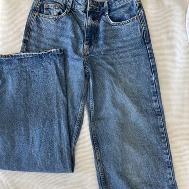 Loose, mid waist jeans