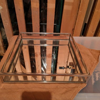 Glas-Tablett mit Metallrahmen