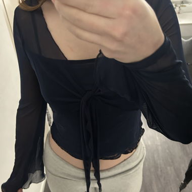 Le haut est bleu foncé et peut être porté de plusieurs façons. On peut le nouer soit à l'avant, soit à l'arrière.🌸