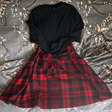 Abito a quadri rosso e nero