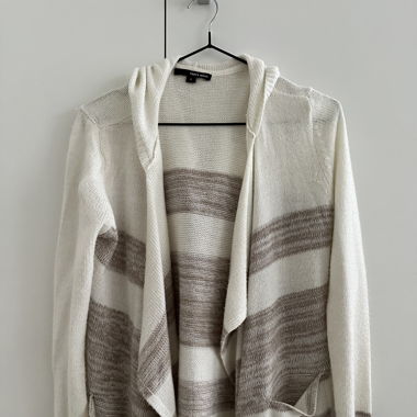Gestreifte Strickjacke