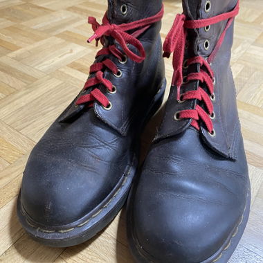 Doc Martens Stiefel aus braunem Leder mit roten Schnürsenkeln