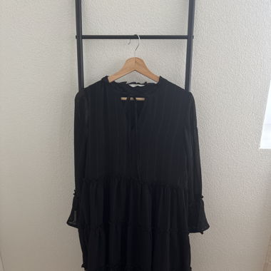 Verspieltes schwarzes Kleid 