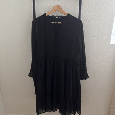 Verspieltes schwarzes Kleid 