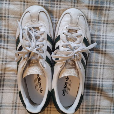 Baskets adidas blanches à bandes vertes et noir