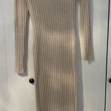 Abito in maglia beige con spalle scoperte