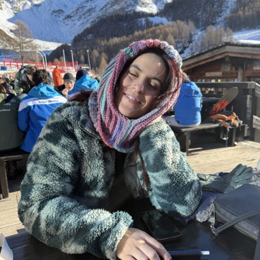 Cappuccio in maglia multicolore
