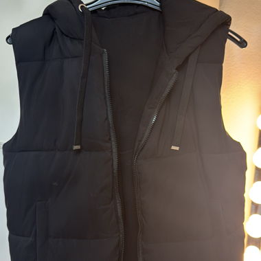 Veste à capuche noire