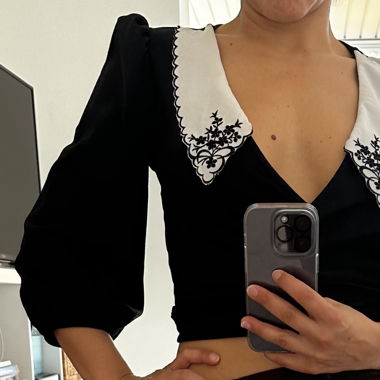 Top nero con colletto ricamato Asos