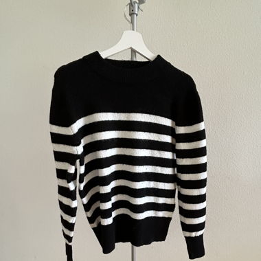 gestreifter Strickpulli