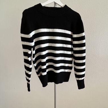 gestreifter Strickpulli