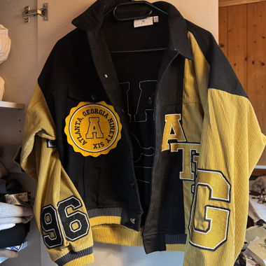 Veste varsity noire et jaune