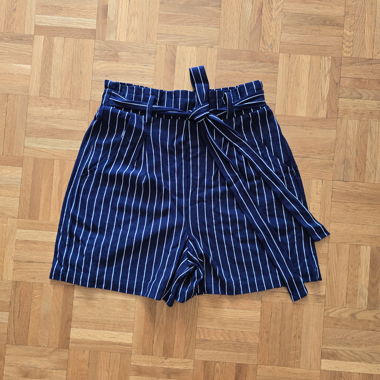 Gestreifte Shorts mit Bindegürtel