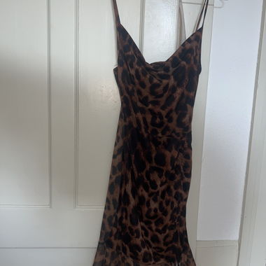 Abito leopardato con spalline sottili
