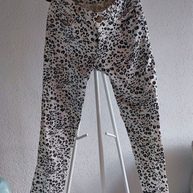 Jeans with black-and-white leopard print