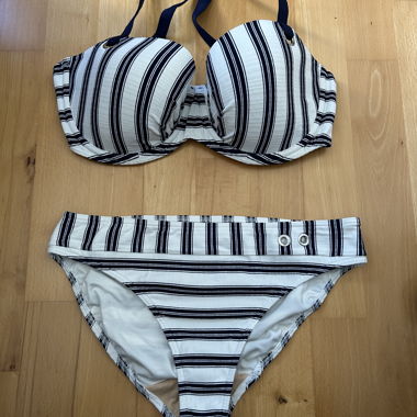 Bikini blu e bianco