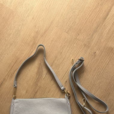 kleine, blaue Handtasche 
