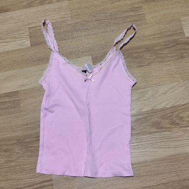 pink top