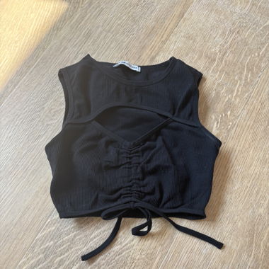 Crop Top mit Ausschnitt 