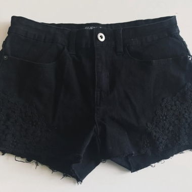 Jeansshorts mit Blumenspitzen
