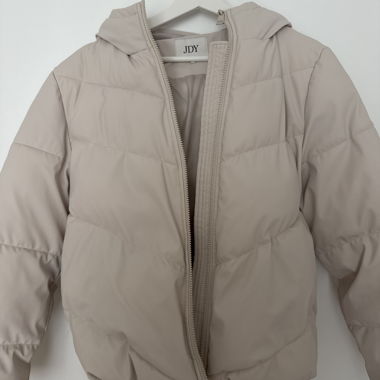 Piumino beige con cappuccio