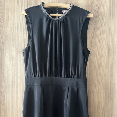 Schwarzes Kleid