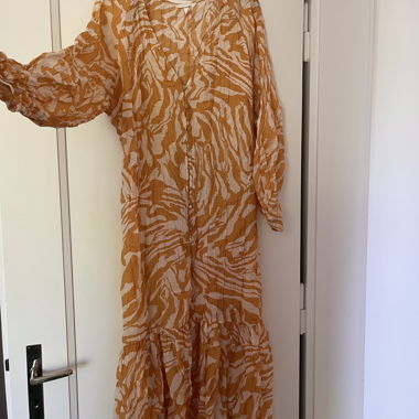 Gemustertes langes Kleid
