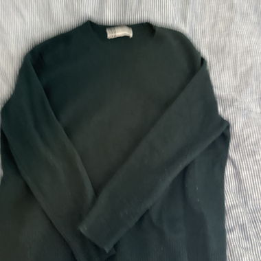 Dunkelgrüner Pullover