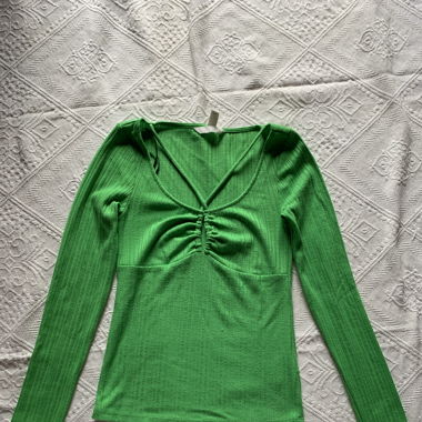 Grünes Langarmshirt mit speziellem Ausschnitt
