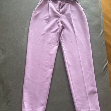 Fliederfarbene High-Waist-Hose