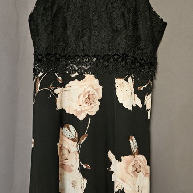 Robe en dentelle avec motif floral
