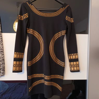 Schwarzes Kleid mit goldenen Mustern